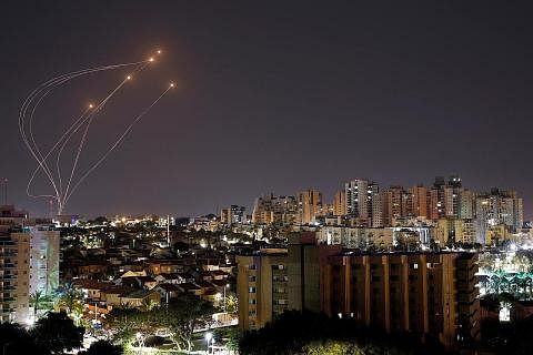DILINDUNGI SISTEM PERTAHANAN UDARA: Sistem pertahanan peluru berpandu Iron Dome Israel memintas serangan roket Hamas di Semenanjung Gaza. - Foto REUTERS