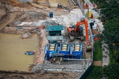 ISU BEKALAN: Kawasan bumi terdedah di tapak Bukit Batok Hillside Park awalnya tidak dapat ditutup dengan selimut kawalan tanah terbiodegradasi. - Foto ST