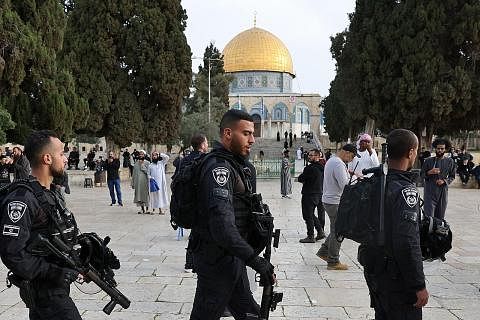 PENGANUT BERKERUMUN: Penganut Yahudi berkunjung, dengan dilindungi oleh pasukan keselamatan Israel, ke pekarangan Masjid Al-Aqsa, yang juga dikenali sebagai kompleks Temple Mount kepada orang Yahudi, di Baitulmaqdis pada Ahad lalu, semasa cuti Paskah