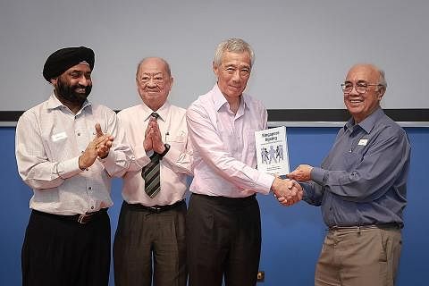 PELANCARAN BUKU: Encik Lee (dua dari kanan) melancarkan buku 'Singapore Ageing: Issues and Challenges Ahead' oleh Profesor Emeritus NUS Dr S. Vasoo (kanan) di majlis yang diadakan di Rumah Alumni Yayasan Shaw, pada Selasa. Bersama mereka adalah Profe