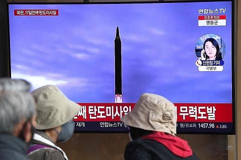 PELURU BERPANDU: Televisyen di sebuah stesen kereta api di Seoul pada Khamis menayangkan siaran mengenai peluru berpandu yang dilancarkan Korea Utara. - Foto AFP