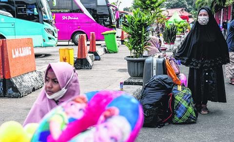 UTAMA KESELAMATAN: Seramai 148,884 anggota polis akan dikerahkan bagi kegiatan mudik di mana warga Indonesia beramai-ramai pulang ke desa untuk menyambut Hari Raya Aidilfitri tahun ini. - Foto EPA-EFE