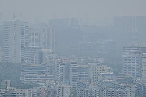 JEREBU KEMBALI: Beberapa kawasan di Singapura seperti di Tiong Bahru telah diselubungi jerebu pada Khamis dan Jumaat. Gambar diambil pada Jumaat sekitar 2 petang. - Foto BH oleh SHAFIQ APANDI