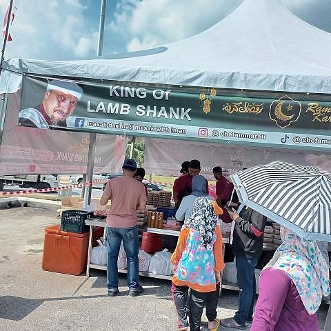 SANGGUP BERATUR: Pelanggan Chef Ammar Al Ali sanggup beratur lama di bawah terik matahari di Bazar Ramadan Presint 3, Putrajaya untuk membeli juadah buka puasa. - Foto KHIRUL BAHRI
