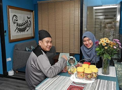 'RAYA READY': Pasangan Encik Rohaizad dan Cik Liyana telah mendapatkan khidmat pembersihan rumah bagi memastikan rumah mereka 'sedia' menjelang Syawal. - Foto BM oleh KHALID BABA