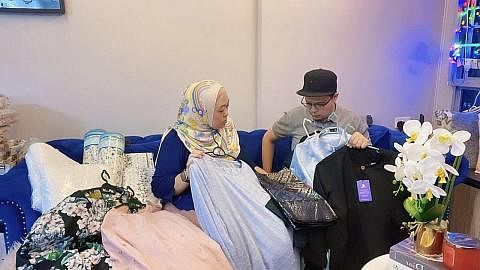 PUAS BERBELANJA: Cik Nur Sadrina dan suami Encik Mas Kuncoro akui dapat berjimat sekitar 40 peratus apabila membeli keperluan Hari Raya di seberang Tambak. - Foto-foto ihsan NUR SADRINA ABDUL RAHIM