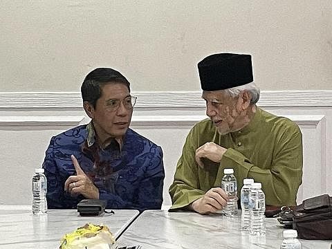 PERKUKUH HUBUNGAN: Dr Mohamad Maliki Osman (kiri) berkongsi pandangan dengan Datuk Kamarudin Md Nor dalam rangka lawatannya ke Kelantan pada Sabtu malam. - Foto BH oleh FARID HAMZAH