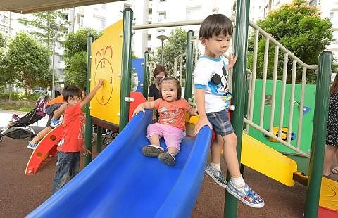 TAMAN PERMAINAN: Dengan bermain di taman permainan sahaja, si kecil dapat meraih aspek kemahiran yang penting dalam perkembangan diri mereka. - Foto ST