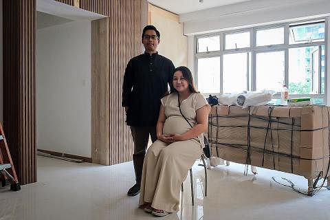 RUMAH SENDIRI: Cik Nurul Aisyah Azmi dan Encik Haikal Sufiyan Haizan baru berpindah ke rumah baru dan telah berbelanja sekali lalu untuk keperluan rumah dan juga Syawal nanti. - Foto BH oleh SHAFIQ APANDI