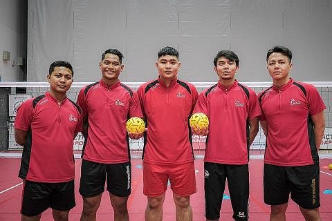 MAHU BUKTIKAN KEUPAYAAN: Jurulatih pasukan lelaki sepak takraw nasional Padzli Othman (kiri) memberi arahan kepada pemain Singapura dalam satu sesi latihan di dewan sukan Heartbeat @ Bedok. KEMBALI BERAKSI: Skuad sepak takraw Singapura bagi Sukan SEA