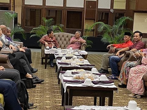 ERATKAN HUBUNGAN: Dr Mohamad Maliki Osman dan Dato' Seri Haji Ahmad Said (duduk menghadap kamera, kiri dan kanan) bertukar-tukar pandangan mengenai pelbagai isu antara kedua-dua negara dalam pertemuan mereka. - Foto BH oleh FARID HAMZAH