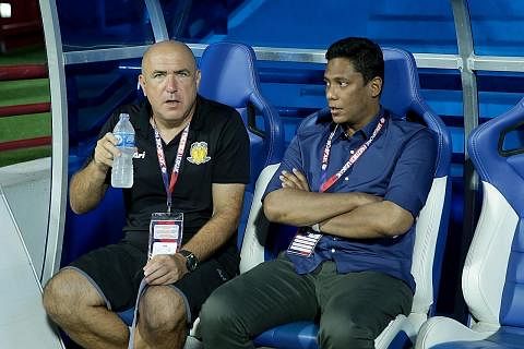 TUKAR JURULATIH: Marko Kraljevic (kiri) mengambil alih sebagai ketua jurulatih Hougang United, sementara Firdaus Kassim ditukarkan untuk mengendali skuad belia. - Foto HAIQAL TAHIR