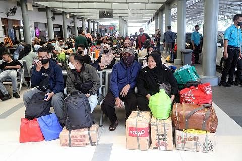 BALIK KAMPUNG: Penumpang dilihat menunggu kereta api menjelang cuti Aidilfitri di Stesen Kereta Api Pasar Senen di Jakarta, Indonesia. - Foto EPA-EFE