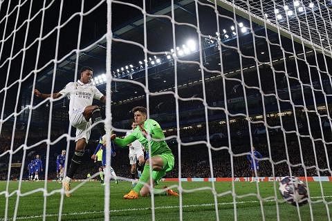 BENAM CHELSEA: Pemain Real Madrid, Rodrygo menewaskan penjaga gol Chelsea, Kepa Arrizabalaga ketika aksi suku akhir kedua Liga Juara-Juara Eropah di Stamford Bridge, London. - Foto AFP