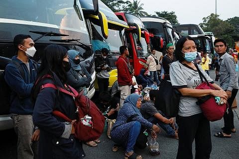 MAHU PULANG KE KAMPUNG HALAMAN: Penumpang sedang menunggu bas di Jakarta untuk pulang ke kampung halaman mereka, perjalanan yang dikenali sebagai mudik, menjelang sambutan Aidilfitri di Indonesia. - Foto REUTERS
