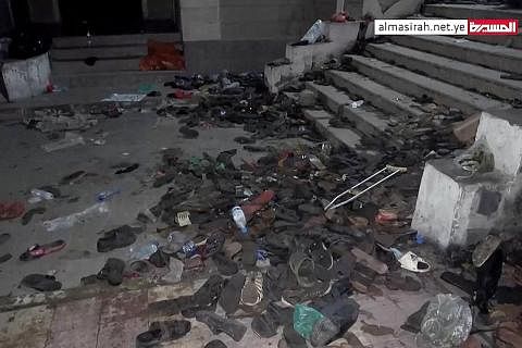 REMPUHAN MAUT: Tangkap layar daripada rakaman video Al-Masirah yang diambil pada 19 April menunjukkan kasut yang bersepah di tangga pusat pengagihan amal di Sanaa setelah berlakunya rempuhan. - Foto AFP