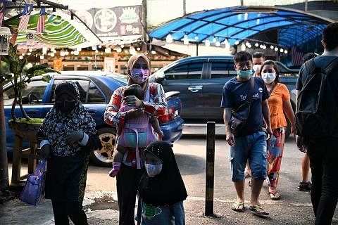 GALAK PAKAI PELITUP: Penduduk Johor memakai pelitup semasa berbelanja di Pasar Borong Pandan, Johor Bahru. - Foto ST