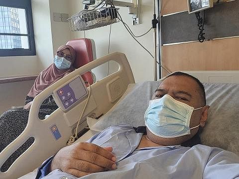 SIAP SEDIA: Encik Mohamad Tahar ditemani isteri pada Isnin lalu di wadnya di Hospital Besar Singapura (SGH), dua hari sebelum pembedahan bagi pemindahan ginjal yang didermakan isterinya, Cik Rosmawati Moenir, dijalankan pada 19 April lalu. - Foto-fot