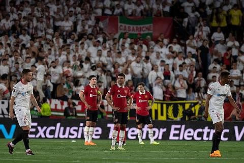 SALAH SIAPA: Reaksi pemain Manchester United selepas disingkirkan oleh Sevilla dalam suku akhir Liga Europa pada Khamis. - Foto AFP