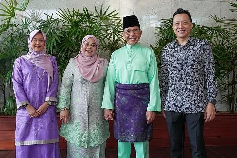 LAWATAN KE BRUNEI: Dr Maliki Osman (tiga dari kiri) mengadakan lawatan empat hari ke Brunei dan ditemani isterinya, Cik Sadiah Shahal (dua dari kiri), Cik Rahayu Mahzam (kiri), dan Encik Yip Hon Weng (kanan). - Foto FACEBOOK MALIKI OSMAN