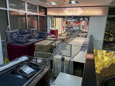 BUAT PERSIAPAN: Kedai permaidani, Fotohi Carpet Gallery, merancang untuk mengadakan jualan promosi dengan diskaun sehingga 50 peratus untuk menghabiskan stok pada minggu depan, sebelum berpindah ke tempat yang baru pada hujung Jun. - Foto BH oleh SHA