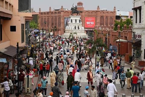 PALING RAMAI PENDUDUK: Penduduk India dijangka mencecah hampir 1.43 bilion orang menjelang akhir bulan ini, mengatasi China sebagai negara paling ramai penduduk. - Foto AFP