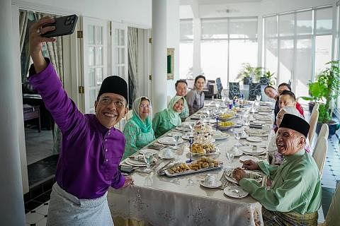 SWAFOTO BERSAMA: Dr Maliki Osman (kiri) bergambar semasa lawatan empat hari ke Brunei dan ditemani isteri, Cik Sadiah Shahal (dua dari kanan), Encik Yip Hon Weng (tiga dari kanan) dan Cik Rahayu Mahzam (tiga dari kiri). (Gambar paling kanan) ialah Pe