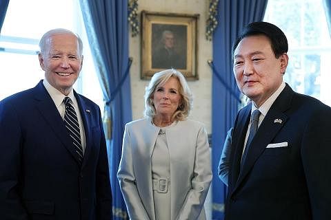 PERKUKUH HUBUNGAN: Presiden Korea Selatan Encik Yoon Suk Yeol (kanan), Presiden AS Joe Biden (kiri) dan isteri Cik Jill Biden bergambar di Rumah Putih. - Foto-EPA-EFE