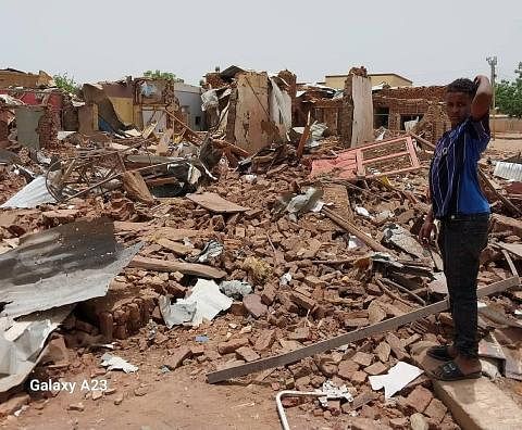 DILANDA KEMUSNAHAN: Bangunan musnah berikutan pertempuran antara tentera Sudan dan Angkatan Sokongan Pantas (RSF) di kawasan Khartoum Selatan pada 25 April. - Foto REUTERS