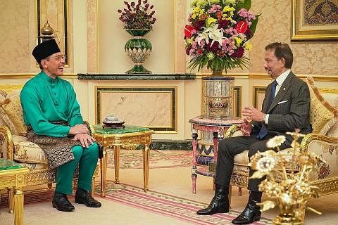 KUNJUNGAN RAYA: Dr Mohamad Maliki Osman (kiri) bertemu Sultan Hassanal Bolkiah untuk menyampaikan ucapan Hari Raya di samping memperkukuh jalinan dalam beberapa bidang kerjasama. - Foto MFA