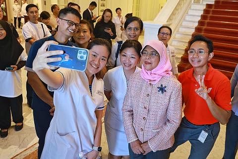 LEBIH SOKONGAN: Puan Halimah Yacob (dua dari kanan) bergambar bersama beberapa pemimpin kesatuan sekerja daripada Kesatuan Sekerja Perkhidmatan Penjagaan Kesihatan (HSEU) dan Kesatuan Sekerja Pedagang dan Manual Singapura (SMMWU) di Istana pada Rabu 