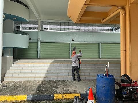 PEMBERSIHAN BERMULA: Kerja membersihkan bekas Sekolah Menengah Northview untuk ia dijadikan tempat solat sementara bagi Masjid Darul Makmur telah bermula dan dijangka selesai pertengahan Mei. - Foto FACEBOOK / ASSOC PROFESOR MUHAMMAD FAISHAL IBRAHIM