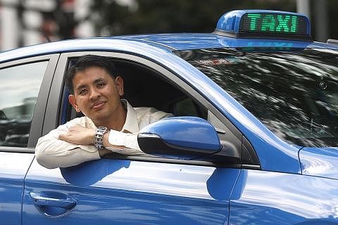 KEKURANGAN PENUMPANG: Encik Irmansah Azir, seorang pemandu teksi, mengalami masalah kekurangan penumpang kerana ramai penumpang tidak mahu lagi menahan atau menunggu teksi di tepi jalan. - Foto MARCELLIN LOPEZ