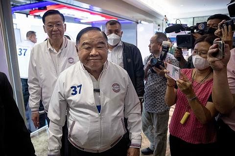 UMUM IKRAR KEMPEN: Ketua Parti Palang Pracharath, Jeneral Prawit Wongsuwan, menghadiri satu sidang media untuk menyenaraikan ikrar kempen parti itu sempena pilihan raya Thailand pada 14 Mei. - Foto AFP