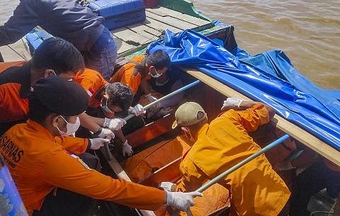 TERUSKAN USAHA MENCARI: Pasukan penyelamat Basarnas membawa beberapa beg mayat merangkumi mangsa yang maut setelah lemas setelah sebuah feri karam berdekatan Sumatera. - Foto EPA-EFE