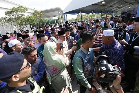 BERTEMU RAKYAT: Kehadiran Datuk Seri Anwar Ibrahim (berbaju warna aprikot) mendapat sambutan para pengunjung ke Majlis Terbuka Aidilfitri Malaysia Madani di Kedah. - Foto SINAR HARIAN