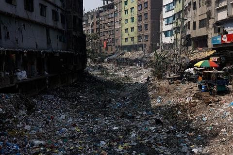 PENCEMARAN SUNGAI: Akibat plastik dan bahan buangan lain, ia telah menghalang air daripada mengalir di sungai Buriganga di Dhaka, Bangladesh. Sungai Buriganga sangat tercemar sehingga airnya kelihatan hitam, kecuali semasa musim tengkujuh, dan mengel