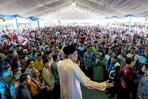 BERAYA BERSAMA RAKYAT: Perdana Menteri Malaysia, Datuk Seri Anwar Ibrahim, hadir di Majlis Rumah Terbuka Malaysia Madani yang diadakan di Kedah yang mendapat sambutan besar daripada penduduk di negeri ini. - Foto PRK / FACEBOOK