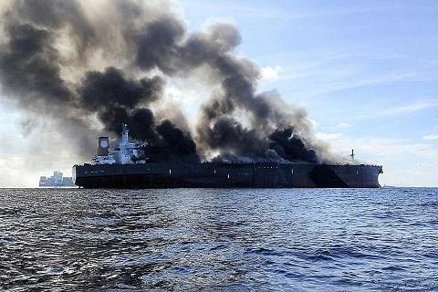 KAPAL TANGKI MT PABLO: Asap hitam tebal kelihatan apabila kapal tangki MT Pablo mengalami kebakaran pada Isnin. Kapal tangki itu terbakar di Laut China Selatan 40 batu nautika dari Pulau Tinggi di Johor. Sejauh ini 25 anak kapal telah diselamatkan. T