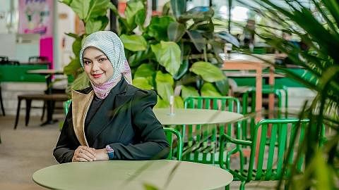 HATI-HATI SEBAR BERITA: Datuk Seri Siti Nurhaliza berpesan agar orang ramai lebih prihatin agar tidak menyebar berita palsu khususnya pada bulan Syawal di mana menjalin silaturahim menjadi keutamaan. - Foto BH oleh NUR DIYANA TAHA