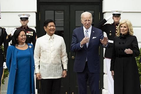 PERTAMA DALAM MASA 10 TAHUN: Presiden Filipina, Encik Ferdinand Marcos Jr (dua dari kiri) bertemu Presiden Amerika Syarikat, Encik Joe Biden (dua dari kanan) di Rumah Putih bagi menyambung semula hubungan negaranya dengan Amerika. - Foto EPA-EFE