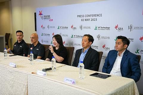BERI SUMBANGAN: Cik Cindy Karim (tengah, memegang mikrofon) semasa sidang media bersama (dari kiri) Encik Alan Ow; Encik Hamid Khan; Pengarah Urusan JK Technology, Encik Eugene Ang dan Pengerusi Jawatankuasa penganjuran Terbuka Badminton Singapura, E