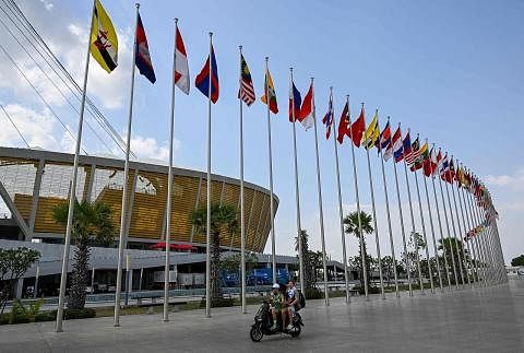 SERBA GAH: Pelbagai bendera berkaitan Sukan SEA Kemboja, termasuk negara peserta, di Stadium Nasional Morodok Techo menjelang pembukaan temasya sukan itu di Phnom Penh pada 5 Mei. Ia berlangsung hingga 17 Mei. - Foto AFP