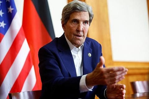 WAWANCARA: Wakil Amerika Syarikat bagi hal ehwal iklim, Encik John Kerry, telah menghadiri satu wawancara sewaktu persidangan mengenai pemanasan global di Berlin. - Foto REUTERS