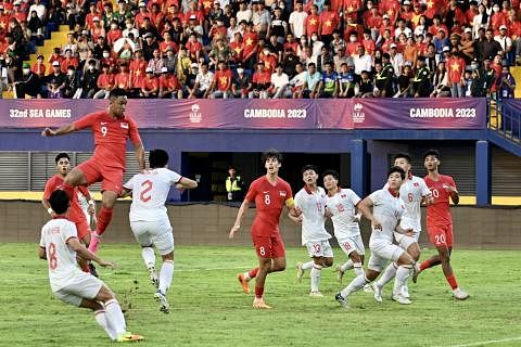 MENCARI SASARAN: Penyerang Singapura, Muhammad Syahadat Masnawi cuba menanduk bola dalam perlawanan menentang Vietnam pada Rabu. – Foto ST
