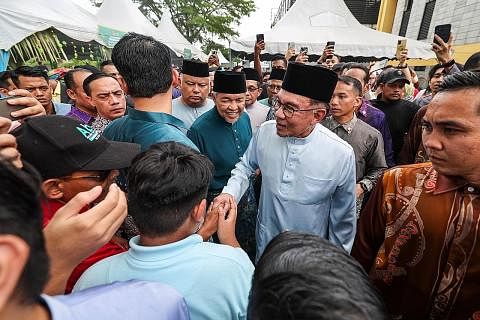 LUANG MASA BERTEMU RAKYAT: Perdana Menteri Malaysia, Datuk Seri Anwar Ibrahim, bersalaman dengan orang ramai di Majlis Rumah Terbuka Malaysia MADANI di Universiti Teknologi MARA (UiTM) Pulau Pinang Sabtu. - Foto BERNAMA