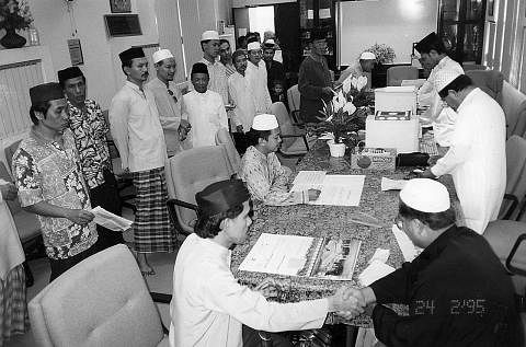 PENUHI KEPERLUAN PENDUDUK: Masjid Darul Makmur dilancarkan secara rasmi pada 25 Julai 1987. Ia dibina dengan usaha, sumbangan dan sokongan jawatankuasa pembinaan masjid dan penduduk Islam di Yishun dan kawasan berdekatannnya. Solat jemaah pertama yan