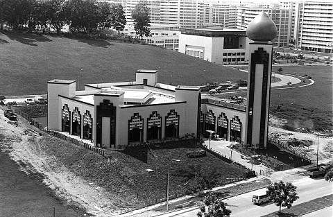 PENUHI KEPERLUAN PENDUDUK: Masjid Darul Makmur dilancarkan secara rasmi pada 25 Julai 1987. Ia dibina dengan usaha, sumbangan dan sokongan jawatankuasa pembinaan masjid dan penduduk Islam di Yishun dan kawasan berdekatannnya. Solat jemaah pertama yan