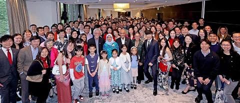 BERGAMBAR BERSAMA PRESIDEN: Presiden Halimah telah menghadiri majlis jamuan ringan dengan lebih 200 warga Singapura yang berpangkalan di London. Dalam pertemuan itu, beliau menggesa mereka yang berada di luar negara supaya terus menjalin hubungan den