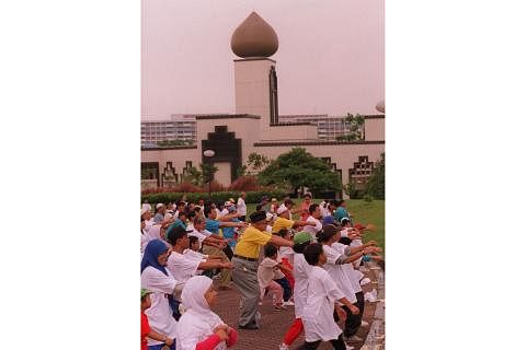 ANJURKAN PELBAGAI KEGIATAN: Orang muda dan golongan lanjut usia melakukan senaman aerobik di Taman Kejiranan Dua Yishun pada September 1996, yang diadakan sejurus selepas mereka menyertai acara berjalan kaki anjuran Masjid Darul Makmur di Yishun Avenue 5. 
